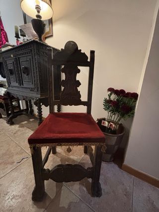 Bargueño antiguo español con sillas