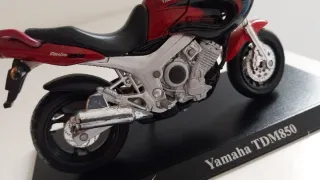 Moto Yamaha TDM850. Maisto.