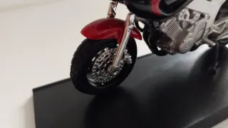 Moto Yamaha TDM850. Maisto.