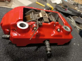 Pinza de freno izquierda brembo 4 pistones