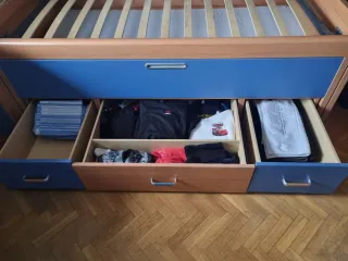 Cama juvenil diseño coche con cajones y estantería