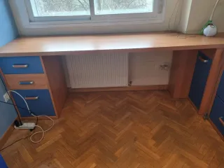 Cama juvenil diseño coche con cajones y estantería