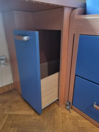 Cama juvenil diseño coche con cajones y estantería