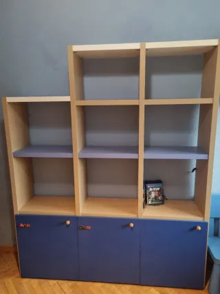 Cama juvenil diseño coche con cajones y estantería