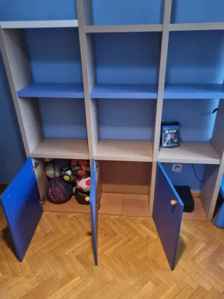 Cama juvenil diseño coche con cajones y estantería