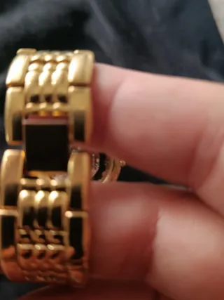 Reloj de pulsera dorado de mujer