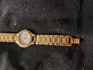 Reloj de pulsera dorado de mujer
