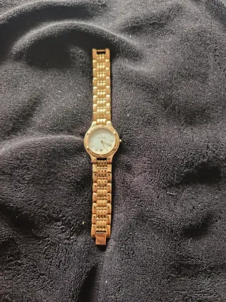 Reloj de pulsera dorado de mujer