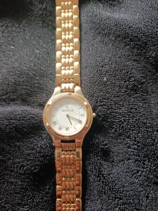 Reloj de pulsera dorado de mujer