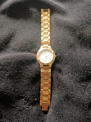 Reloj de pulsera dorado de mujer