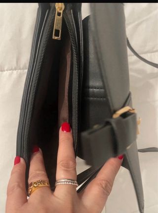 Bolso negro con hebilla dorada