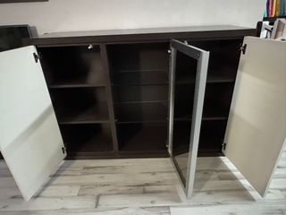 Cómoda de madera y cristal marrón/blanca