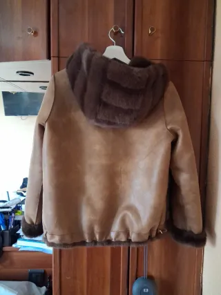 Chaquetón reversible marrón con capucha