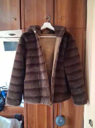 Chaquetón reversible marrón con capucha