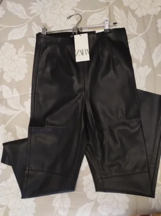 Pantalón negro Zara de polipiel. Leggin hi-rise.