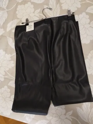 Pantalón negro Zara de polipiel. Leggin hi-rise.