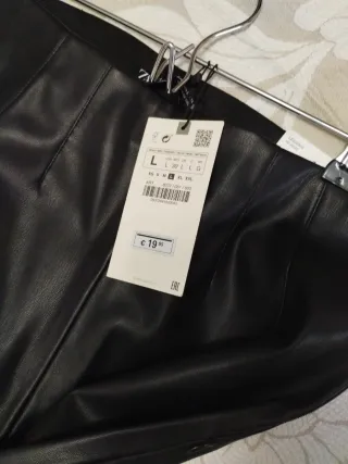 Pantalón negro Zara de polipiel. Leggin hi-rise.