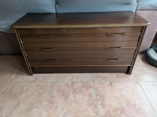 Cajonera de madera oscura