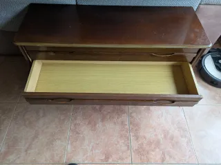 Cajonera de madera oscura