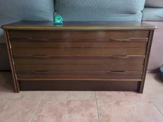 Cajonera de madera oscura