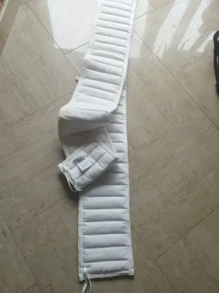 Protector de cuna acolchado blanco Ikea.