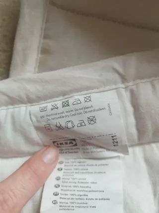 Protector de cuna acolchado blanco Ikea.