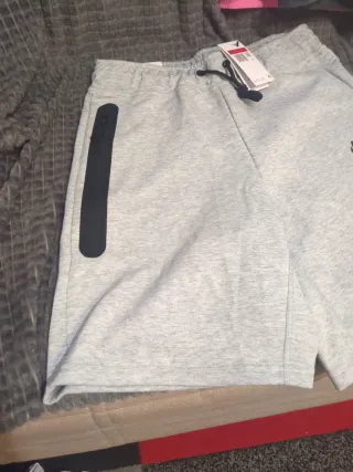 Pantalón corto Nike gris
