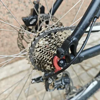 Bicicleta CUBE Negra y Blanca