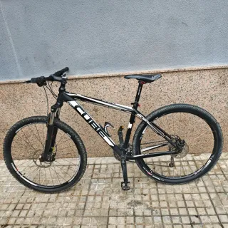 Bicicleta CUBE Negra y Blanca