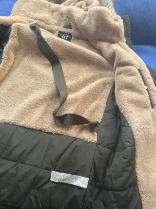 Abrigo Zara verde con capucha forrada