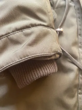 Abrigo Zara verde con capucha forrada