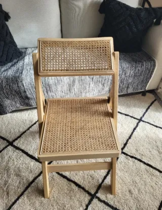 Silla de madera y ratán