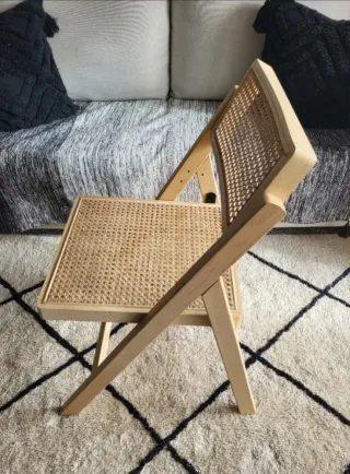 Silla de madera y ratán