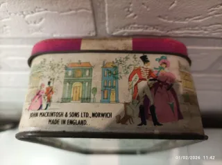 Caja de dulces Mackintosh's Quality Street antigua