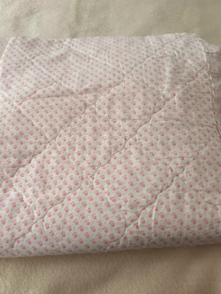 Edredones, sábanas y 5 fundas para cojines.