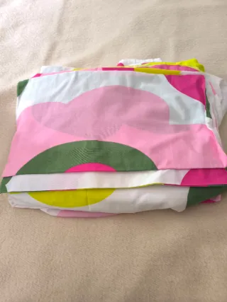 Edredones, sábanas y 5 fundas para cojines.