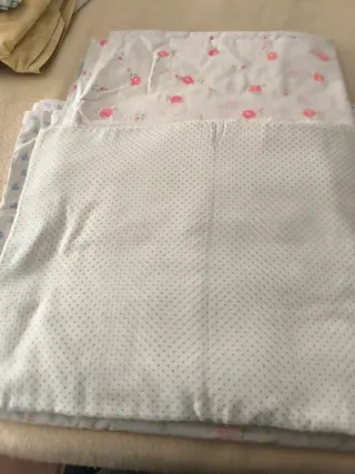 Edredones, sábanas y 5 fundas para cojines.