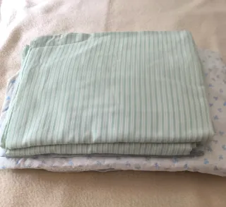 Edredones, sábanas y 5 fundas para cojines.