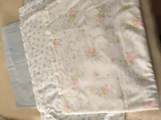 Edredones, sábanas y 5 fundas para cojines.