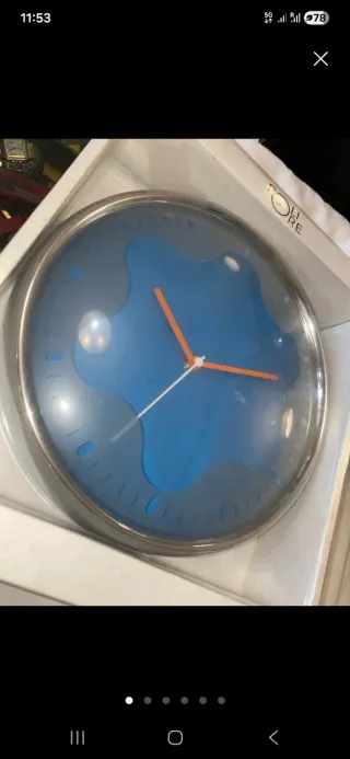 Reloj de pared azul y plateado