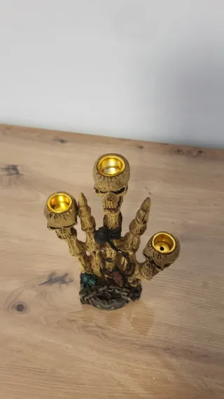 Candelabro mano esqueleto con calaveras y arañas