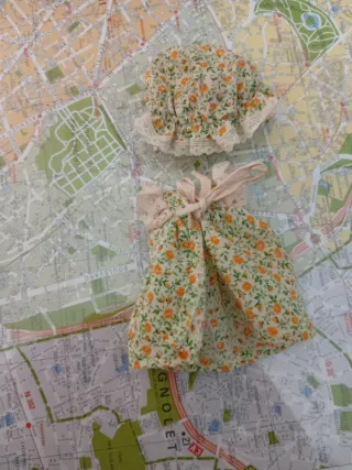 Conjunto vestido y gorro  de Laura de las montañas