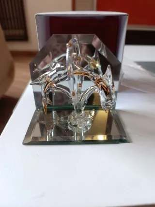 Figura delfines cristal dorado