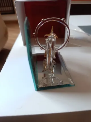 Figura delfines cristal dorado