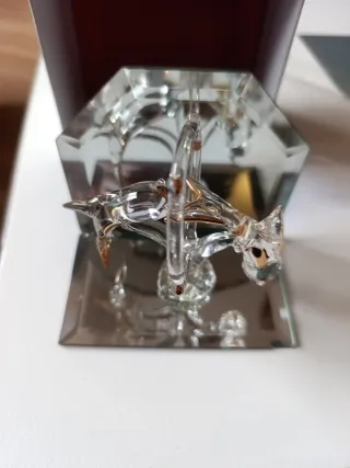 Figura delfines cristal dorado