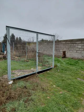 Puerta metálica de jardín