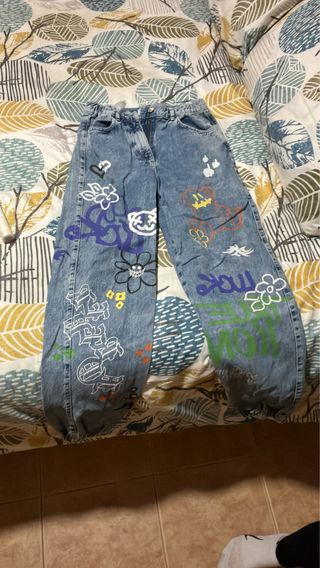 Pantalones vaqueros anchos con diseño