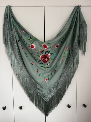 Mantoncillo Flamenca Verde jabonoso Bordado Flores