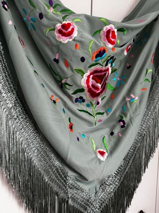 Mantoncillo Flamenca Verde jabonoso Bordado Flores