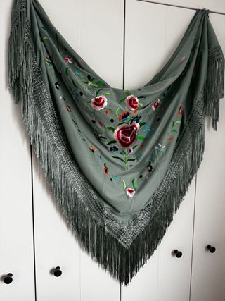 Mantoncillo Flamenca Verde jabonoso Bordado Flores